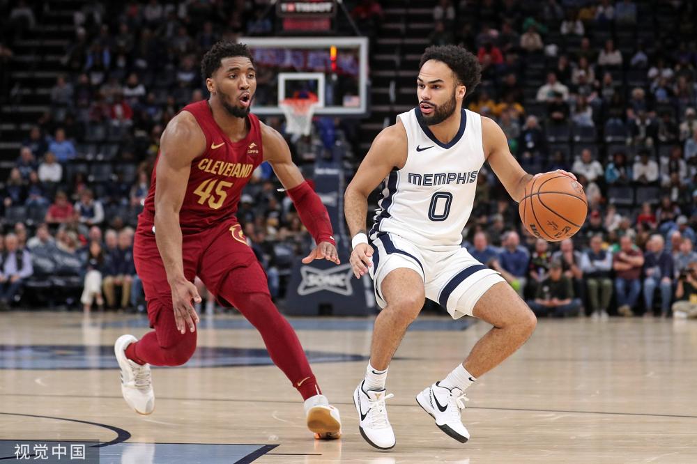 他以出色的 他以出色的